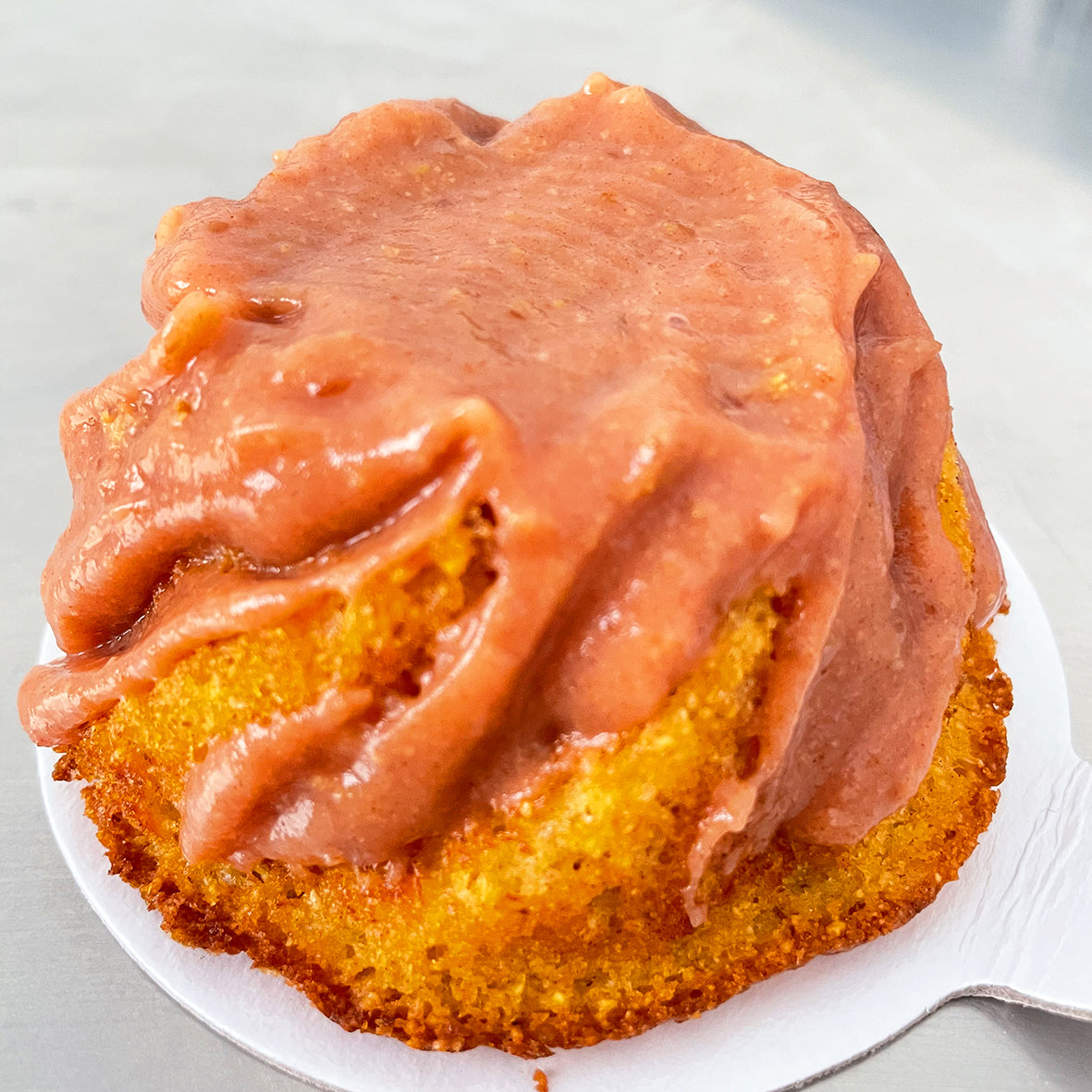 Bolo de milho com geléia de goiaba