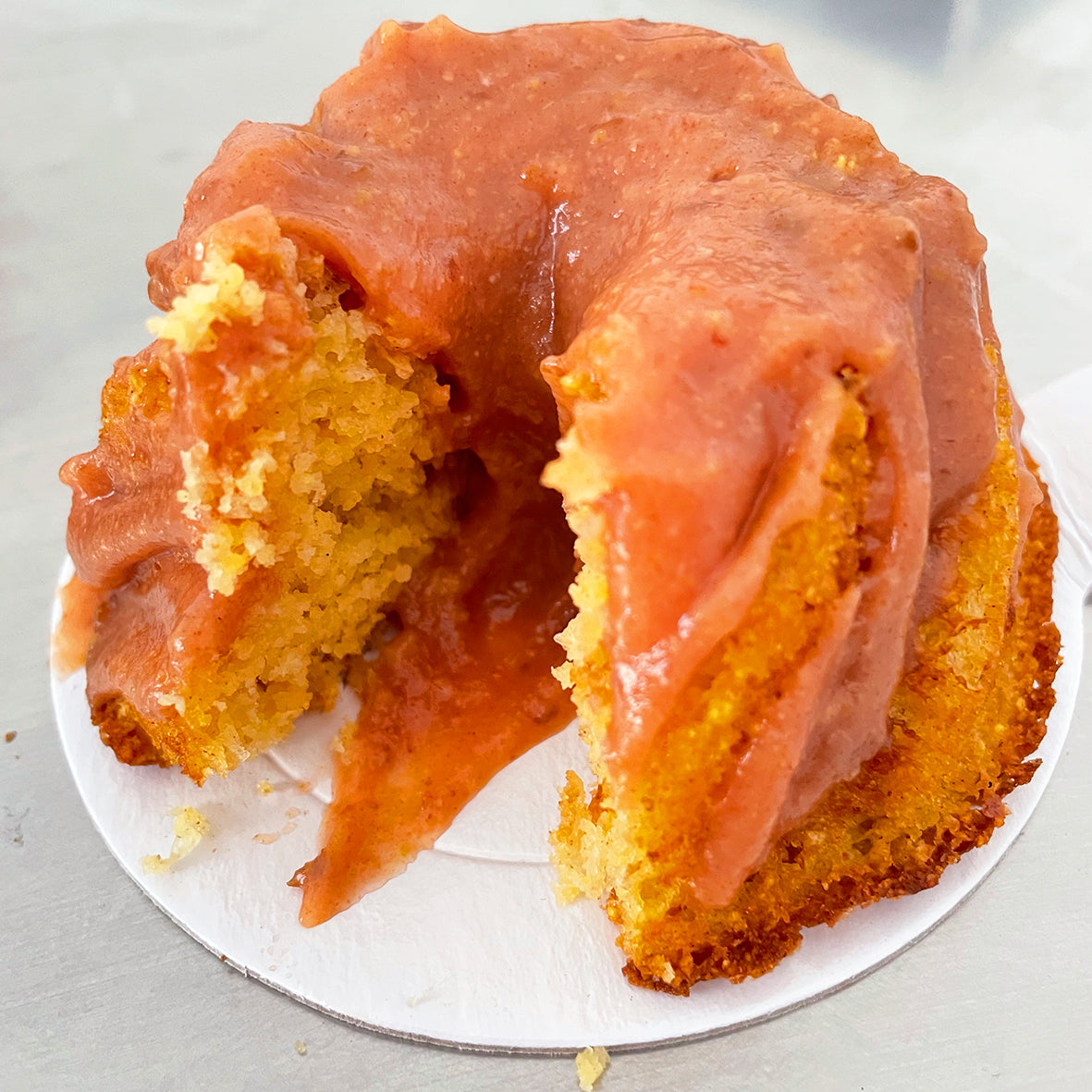 Bolo de milho com geléia de goiaba