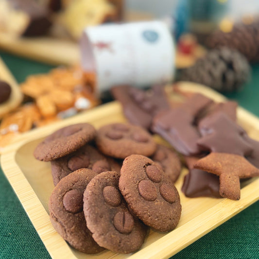 Cookies de cacau com gotas de chocolate
